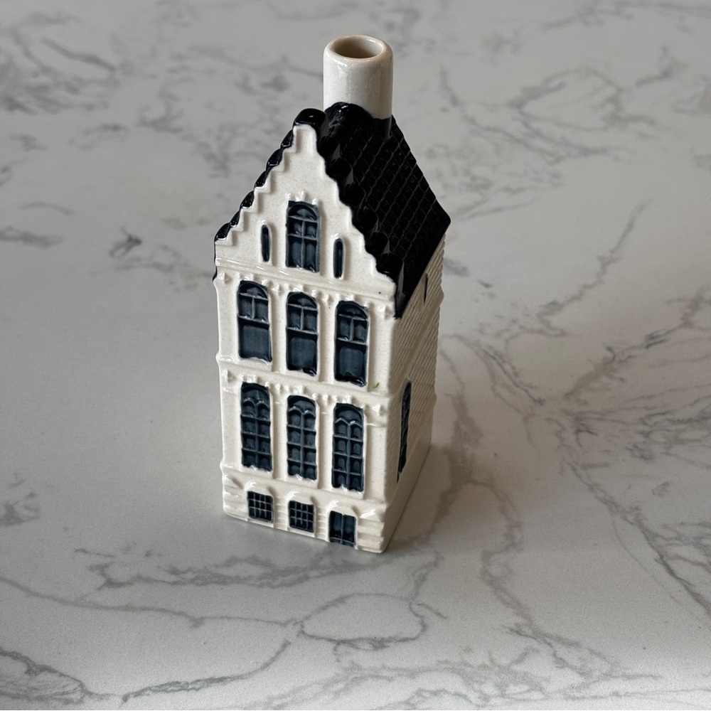 KLM #52 Blue Delft House by BOLS